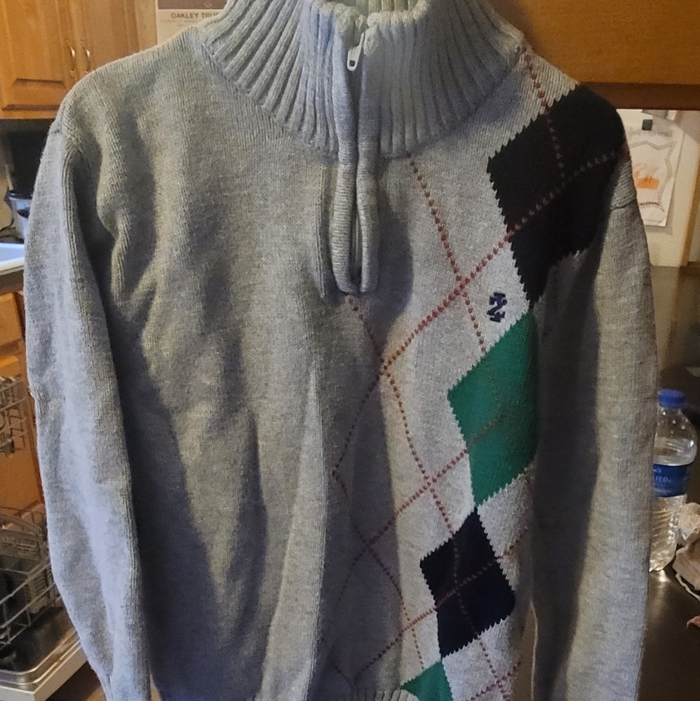 Boys size 6/7 Izod sweater.